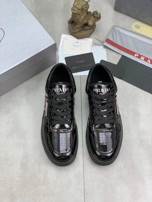 38-45 Prada 普拉达新款男士真皮运动鞋，市面最高版本 、欢迎任意对比！原版皮料质感极佳，超上档次！意大利进口胎羊网内里，可拆式垫！奢华用料、精细做工，